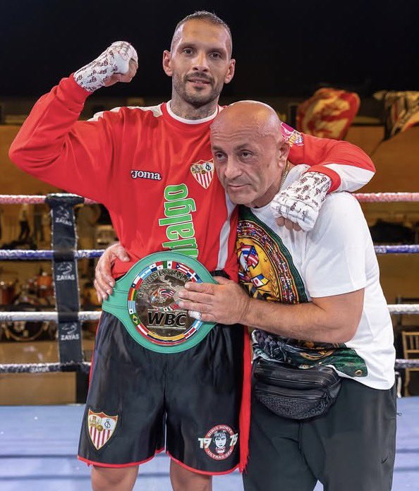 RarrochaR's tweet photo. ❤️ ARTEMIO GARIBIAN: “SALÍ A PELEAR POR EL TÍTULO MUNDIAL CON LA CAMISETA DE ANTONIO PUERTA”

🕊️ “Cuando piensas en alguien que ya no está, nunca será olvidado. Para mí es un orgullo poder recordarlo”.

🥊 Artemio  en #ElCubo.

📺 https://t.co/TEGtdiOEkY https://t.co/sZ8bhTH4sm
