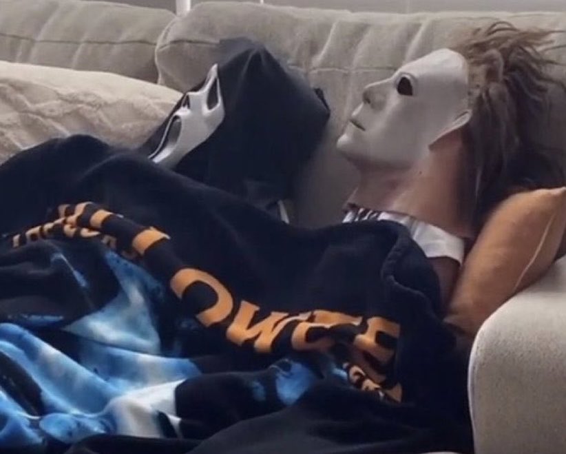 neversleeps29's tweet photo. A spooky kind of relationship 🖤 https://t.co/6Ey1TVq12w