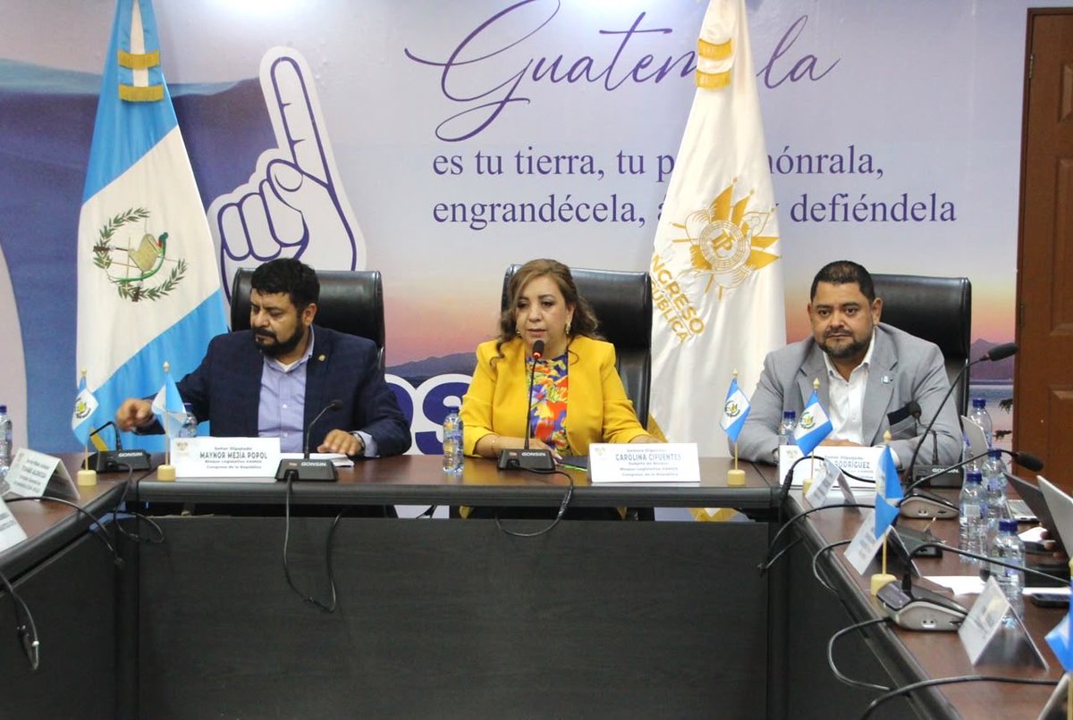 BancadaVamos's tweet photo. La diputada Carolina Cifuentes, subjefa del #BloqueVAMOS, junto a los diputados Luis Rodríguez y Maynor Mejía, citaron a las autoridades del Ministerio de Comunicaciones, Infraestructura y Vivienda. https://t.co/TMtu43cnQ6