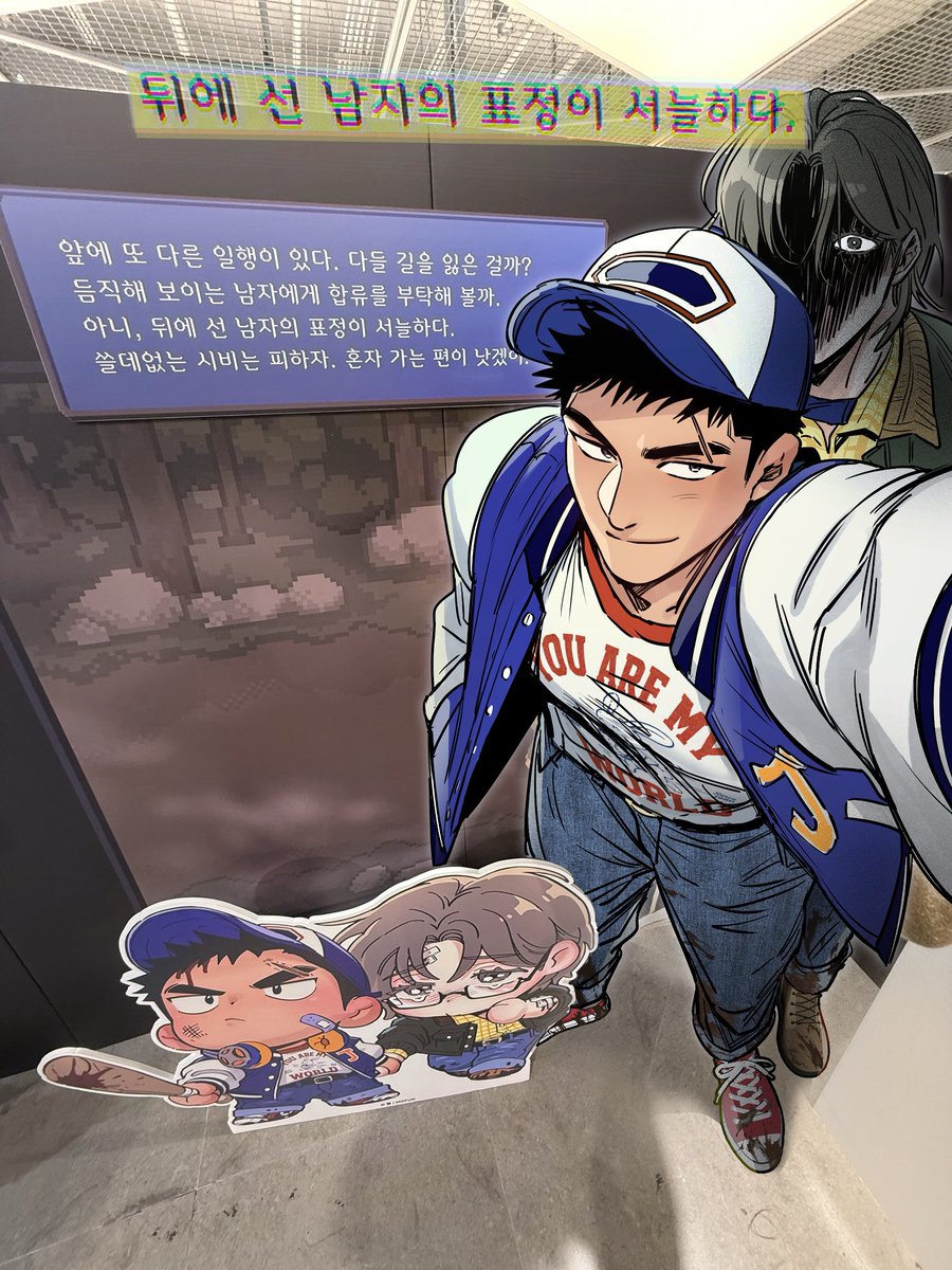 ppuaaang_'s tweet photo. 며칠 전 모펀 호러하우스에 다녀왔어요🥹🖤

작지만 알차게 공간을 꾸며주시고, 즐거운 행사를 위해 애써 준비해주신 모펀 관계자분들께 감사드립니다!

첫 팝업이니 만큼 저도 괜히 긴장되고 떨렸는데요. 너나세를 사랑해주시는 분들께 즐겁고 소중한 추억을 만들어드리고 싶다는 마음에 시작했어요. 다들 재미있게 즐기셨을지 모르겠네요..🥹

그곳에서 우연히 너나세 독자님들을 만났습니다. 저인지 어떻게 알아보셨냐고 물어봤는데(당연함. 누가봐도 뿡이라고 싸인 하고 있었음;), 주혁이 처럼 복숭아 향이 난다고 하셨던 주접이 가장 기억에 남습니다😂만나뵙던 모든 분들께서 작품에 대한 애정이 가득 담긴 따뜻한 말씀을 전해주셔서 정말 행복했어요.🫶

그리고 저는 랜덤 포카깡을 딱 하나 샀는데요, 한 번에 수아랑 주혁이가 나와서 깜짝 놀랐습니다.🤭운명인가봐~~ 

다음에 또 기회가 있다면 새로운 이야기의 수아 주혁이 데려오겠습니다. 다시 한번 너나세 사랑해주셔서 감사합니다💙💙

#너는나의세상 #YouAreMyWorld