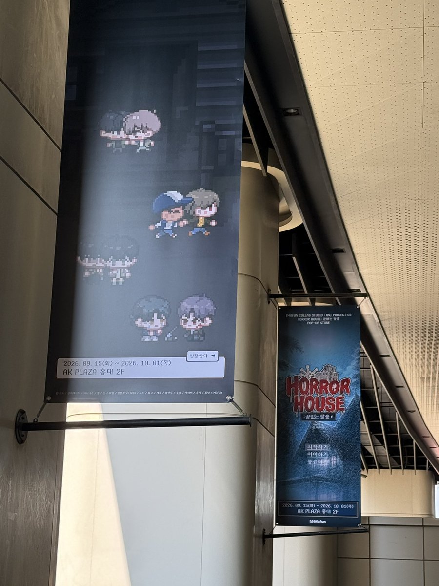 ppuaaang_'s tweet photo. 며칠 전 모펀 호러하우스에 다녀왔어요🥹🖤

작지만 알차게 공간을 꾸며주시고, 즐거운 행사를 위해 애써 준비해주신 모펀 관계자분들께 감사드립니다!

첫 팝업이니 만큼 저도 괜히 긴장되고 떨렸는데요. 너나세를 사랑해주시는 분들께 즐겁고 소중한 추억을 만들어드리고 싶다는 마음에 시작했어요. 다들 재미있게 즐기셨을지 모르겠네요..🥹

그곳에서 우연히 너나세 독자님들을 만났습니다. 저인지 어떻게 알아보셨냐고 물어봤는데(당연함. 누가봐도 뿡이라고 싸인 하고 있었음;), 주혁이 처럼 복숭아 향이 난다고 하셨던 주접이 가장 기억에 남습니다😂만나뵙던 모든 분들께서 작품에 대한 애정이 가득 담긴 따뜻한 말씀을 전해주셔서 정말 행복했어요.🫶

그리고 저는 랜덤 포카깡을 딱 하나 샀는데요, 한 번에 수아랑 주혁이가 나와서 깜짝 놀랐습니다.🤭운명인가봐~~ 

다음에 또 기회가 있다면 새로운 이야기의 수아 주혁이 데려오겠습니다. 다시 한번 너나세 사랑해주셔서 감사합니다💙💙

#너는나의세상 #YouAreMyWorld
