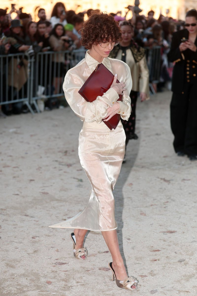beyzanurapaydin's tweet photo. Nadia Lee Cohen attending Schiaparelli SS27 https://t.co/CCtODWymGo