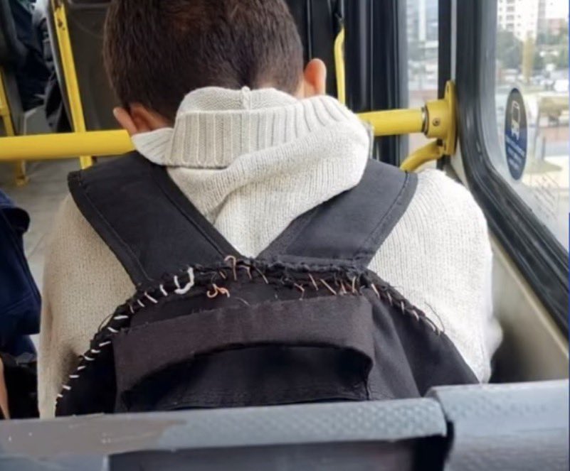 0zcAy's tweet photo. Şu çocuğun fotoğrafı  çok dokunaklı. Polemiksiz soruyorum tanıyan eden varsa bir ağabeyi olarak ben bu kardeşime  bir çanta almak isterim defter suluk harçlık destek olmak istiyorum, ulaşabilme şansım varmıdır.. 
** yüzü görünmediği için kareyi olduğu gibi koydum. https://t.co/S5ECRyQA3q