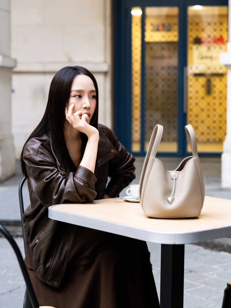 HaeSunBrazil's tweet photo. Shin Hae-sun está deslumbrante para a marca Songmont em Paris. https://t.co/81IBCe2uzr