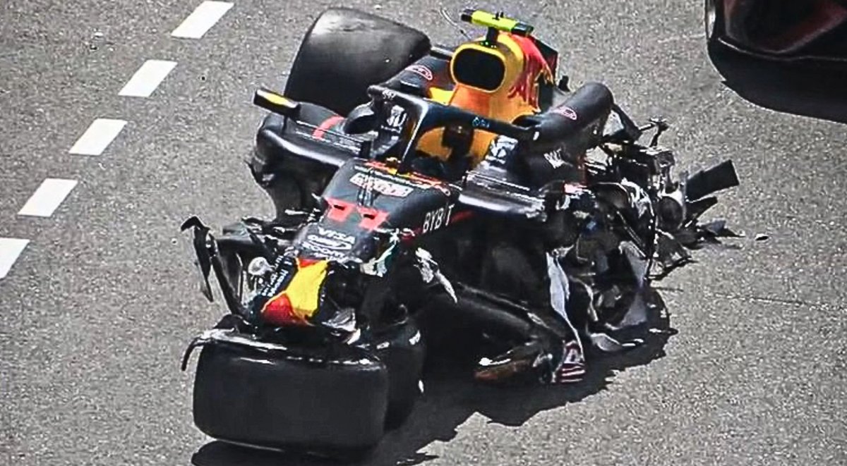 schecoleclerc's tweet photo. así quedó el carro de checo y nunca dijo que deberían banear a kevin lol. 
dejen que lando se haga responsable de las cosas que dice porque no es la primera vez que lo hace https://t.co/2eBzZ1iGpJ