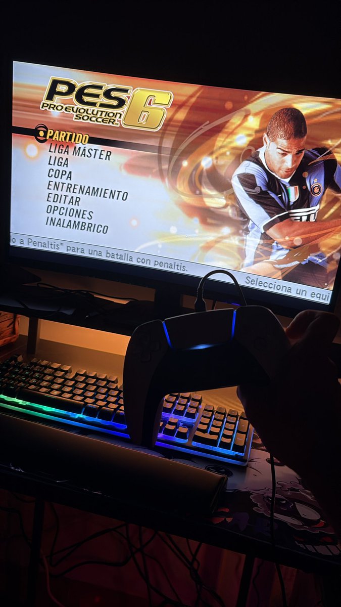 Tonifdz2003's tweet photo. Hay una página que puedes jugar al PES 2006

Que puta salvajada https://t.co/vNmoB1UWSr
