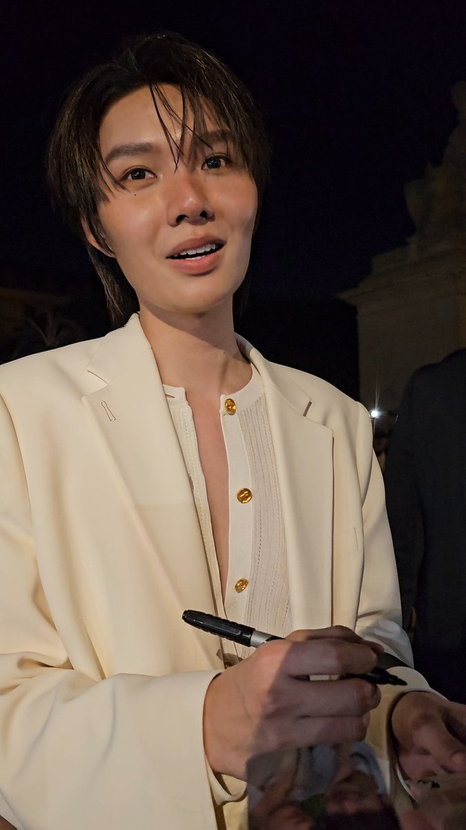 uwunabiii's tweet photo. can't believe i finally saw them irl wow 😭❤️ 

KENG NAMPING IN PARIS FW27
#SchiaparellixKENGNAMPING
#Schiaparelli #KengHarit #nampingster https://t.co/KmVcXcRHhI