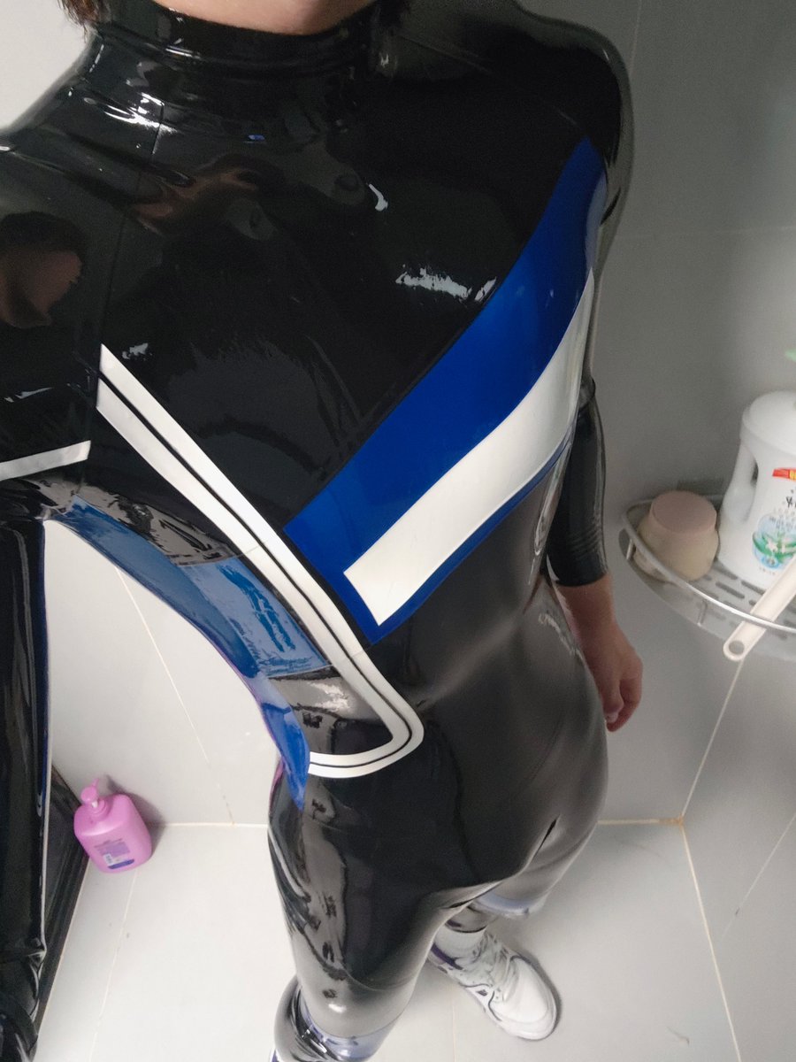 vzkplu's tweet photo. 新人求推
#rubber #latex #胶衣 #乳胶衣 https://t.co/JBmSOltJ2m