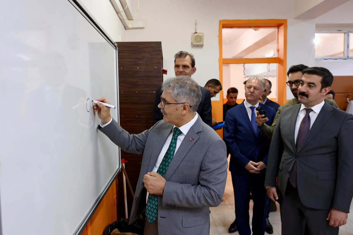 bingolvaliligi's tweet photo. Valimiz Sayın Cahit Çelik, Genç ilçemizde bulunan Yatılı Bölge Ortaokulunu ziyaret ederek okulda yürütülen çalışmalar ve eğitim faaliyetleri hakkında bilgi aldı.

Kampüs içerisinde yer alan birimleri gezen Valimiz Sayın Cahit Çelik, yetkililerden öğrencilerin eğitim, barınma ve sosyal imkânları hakkında bilgi aldı.

Ziyaretin sonunda yatılı öğrencilerle sınıflarında bir araya gelen Valimiz Sayın Cahit Çelik, öğrencilerle sohbet ederek dersleri ve hedefleri hakkında sorular yöneltti. Öğrencilere kitap hediye eden Valimiz Sayın Cahit Çelik, eğitim hayatlarında başarılar diledi.

Vali Çelik’e ziyaretlerinde Genç Kaymakamı Muhammed Burak Akköz, İl Milli Eğitim Müdürü Mustafa Özel ile Gençlik ve Spor İl Müdürü M. Uğur Duyar eşlik etti.

@celikcahit