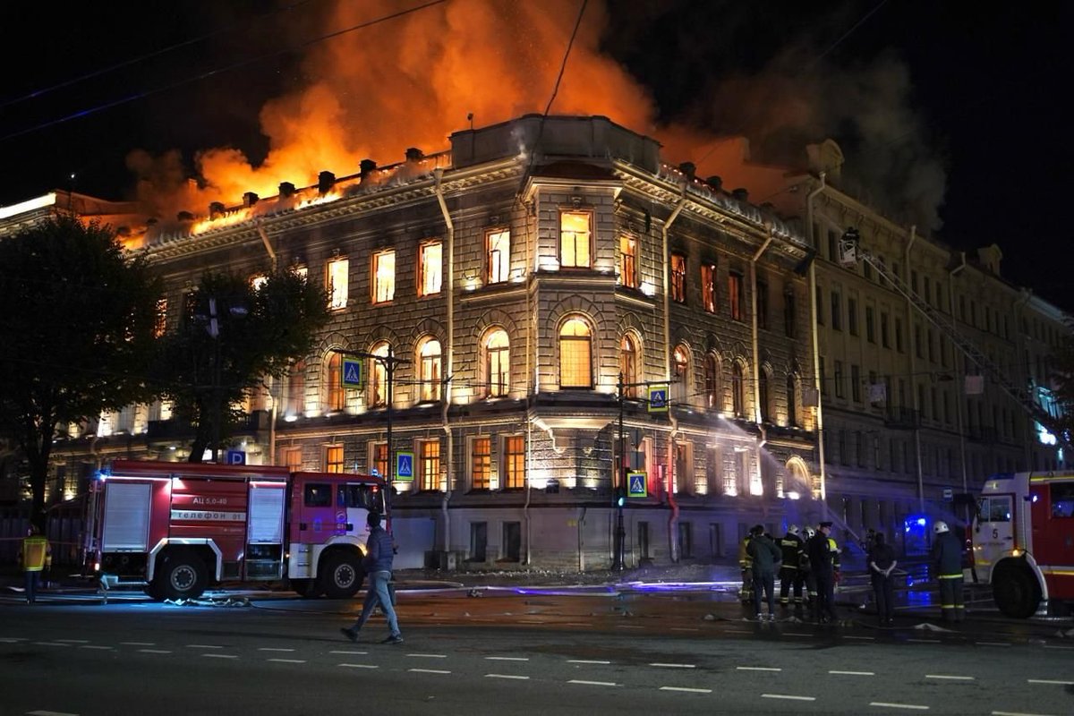 JayinKyiv's tweet photo. Historic buildings of St Petersburg city center are burning tonight.

The complex known as Miller's Mansion is destroyed. https://t.co/laZArAuzZb https://t.co/gqyeAik1yh