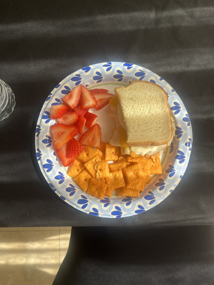 fattiebrat's tweet photo. First meal of the day around 500 cals https://t.co/XLbPj8iX9A