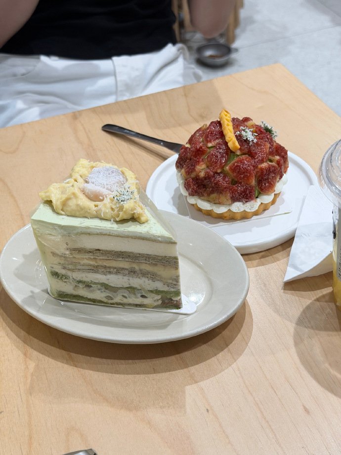 RebeccaPrii's tweet photo. Enjoying afternoon tea with friends is the best, especially taking that very first bite. https://t.co/P3yuLSohYt