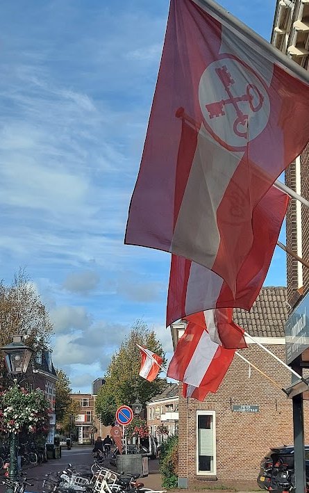 NLRCFirstAid's tweet photo. Morgen, 3 oktober is het @RodeKruis weer van de partij voor de #EHBO bij de viering van Leidens Ontzet. Wordt vast heel druk op de kermis deze zaterdagavond. Veel plezier voor de feestvierders en hulpverleners! @NoodhulpHM https://t.co/7dtXEncHjg