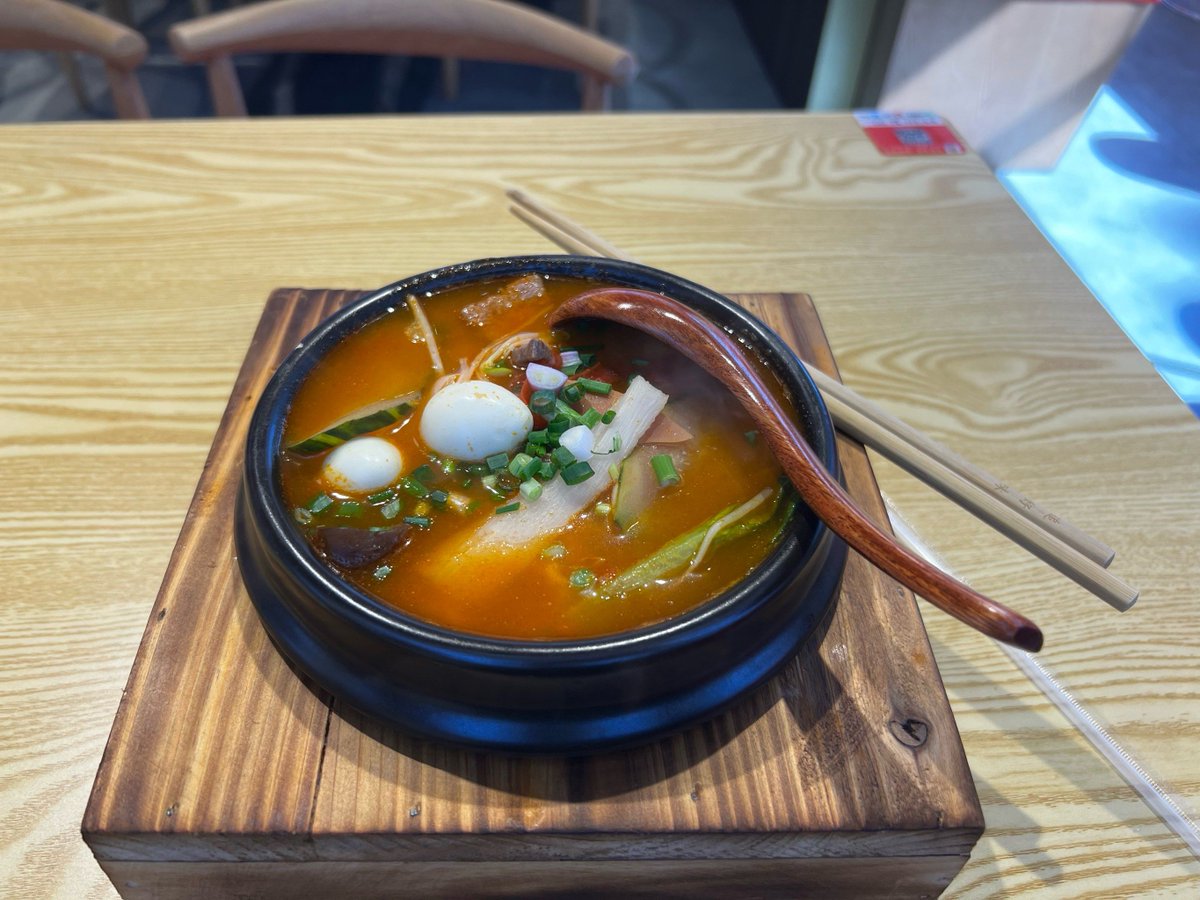 LilaHolberdzky's tweet photo. [Noche tranquila, aroma de caldo humeante y platos cálidos. Aquí, los pequeos momentos de satisfacción nocturna que calientan el alma. ]， https://t.co/1aqOQHDg51
