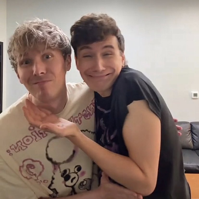 amazinqphol's tweet photo. dan and phil are showing signs of healing that have never been recorded in human history ever before https://t.co/MCCBrqnfAf