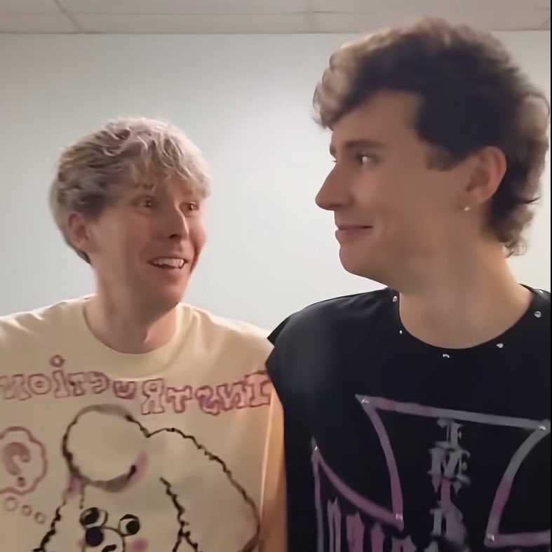 amazinqphol's tweet photo. dan and phil are showing signs of healing that have never been recorded in human history ever before https://t.co/MCCBrqnfAf