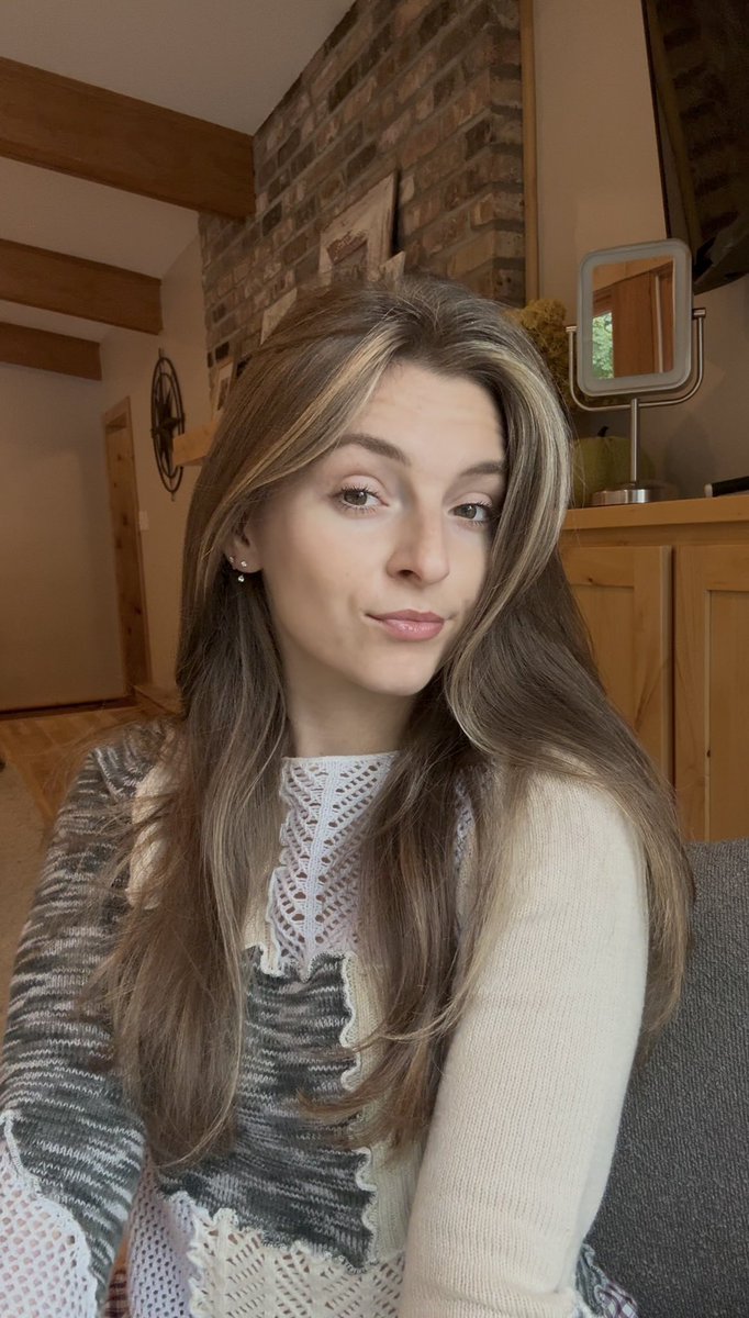 byJessKay's tweet photo. found my fav filming nook 🛋️ in my parents house, and now I’m never leaving.
Sorry mom!
Lighting is just too good 💎
#stuckwithme #ugccreativestrategist #ugcnet #ugc #ugccreator #UGC #ugccommunity #lighting https://t.co/SA41GVvX99