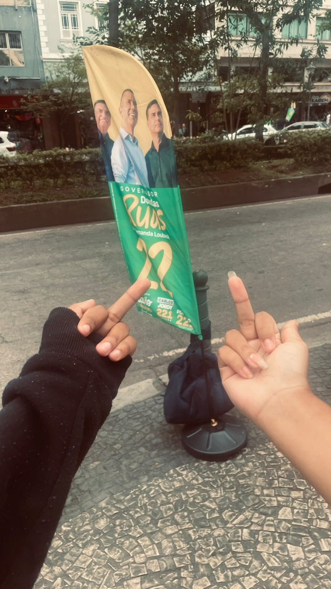 emihlibrary's tweet photo. "ah mas eu tenho amizade com pessoas de direita mesmo sendo de esquerda"

eu e minha amiga: https://t.co/pjHOHH2UpW