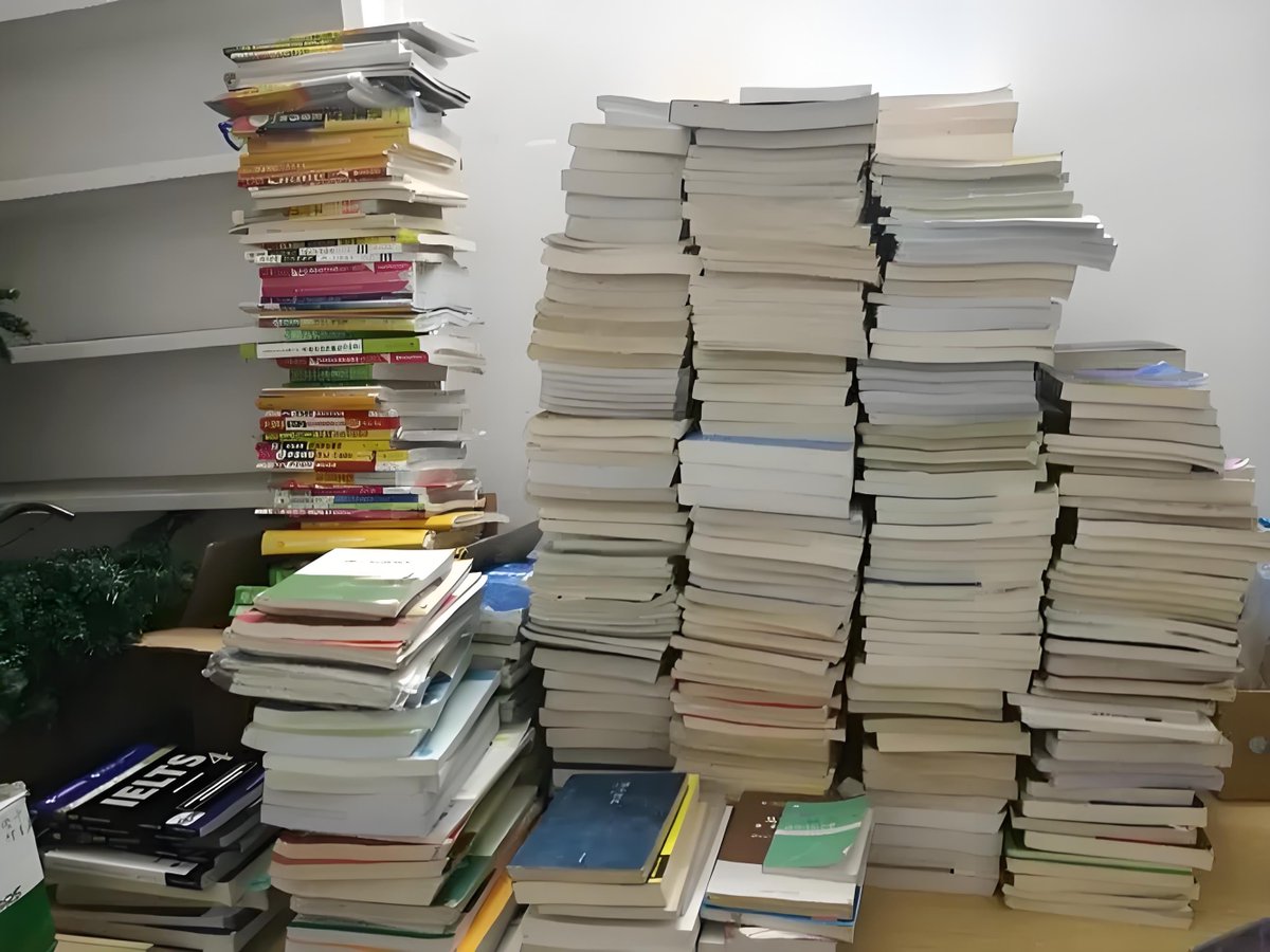 LillianGoddxb's tweet photo. Organizaba mis libros antiguos y encontré cartas de mi infancia que me hicieron sonreír. El orden trae sorpresas inesperadas!， https://t.co/O85FNcKKST