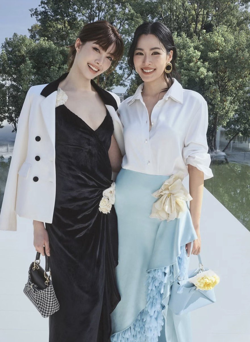 lessisen0ugh's tweet photo. @mintmag_th LingOrm bring an unmistakable energy to Dior that lights up the room🌟
#LingOrmDiorSummer27
#LinglingKwong #OrmKornnaphat
#LingOrm #Dior #DiorSummer27 #PFW https://t.co/xCHAyhB7QT