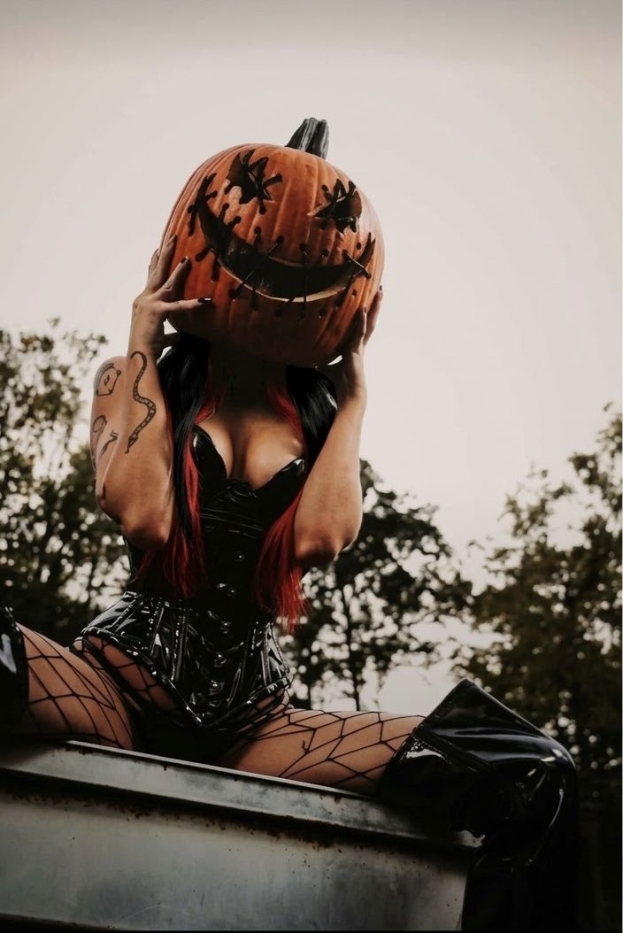 BulletNbonfire's tweet photo. Spooky season #nsfw #nsfwtwt https://t.co/R8UkgJDtBe