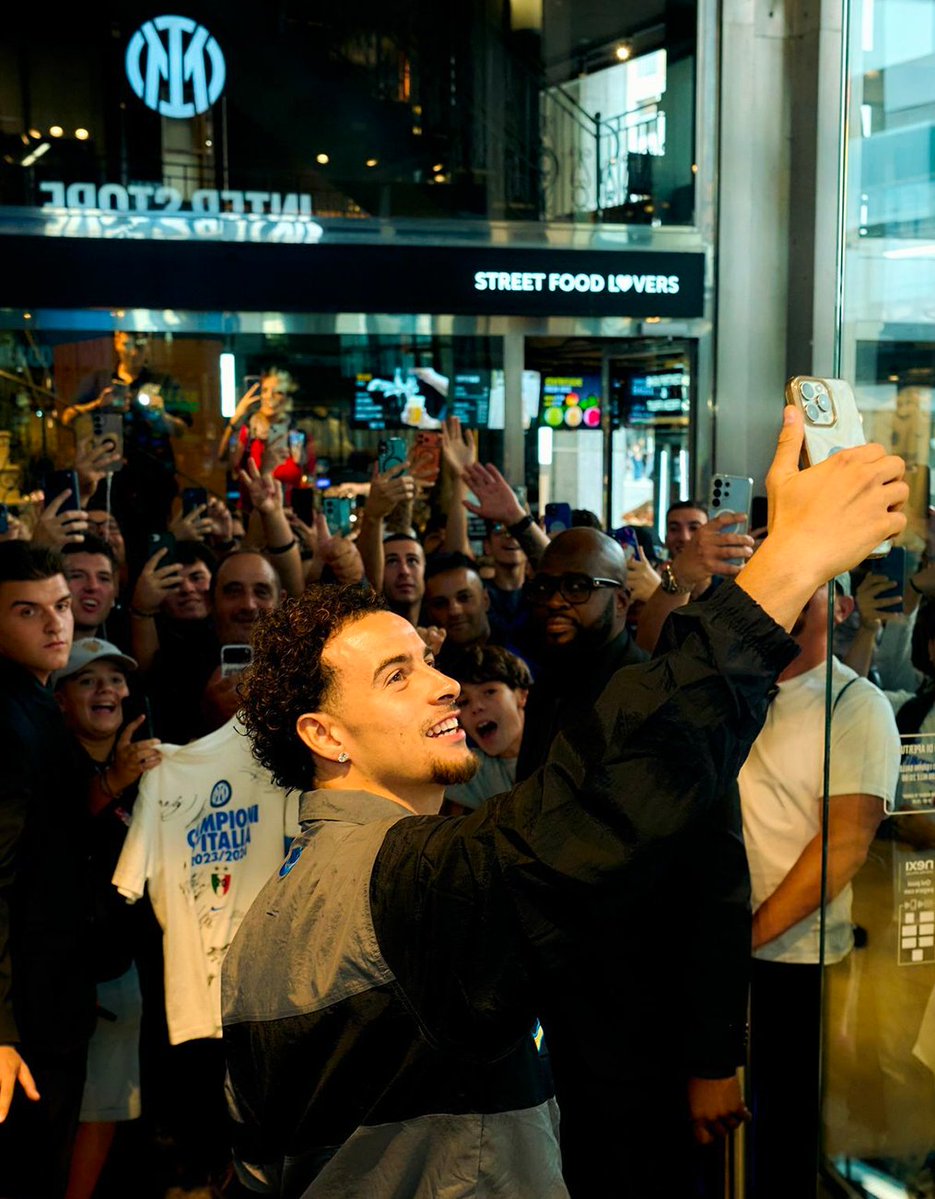 Inter's tweet photo. Signing shirts, meeting fans, feeling the love 🖤💙
𝑪𝒖𝒓𝒕𝒊𝒔 𝑱𝒐𝒏𝒆𝒔 surrounded by Nerazzurri passion 🙌 https://t.co/Ne6uW0moTp