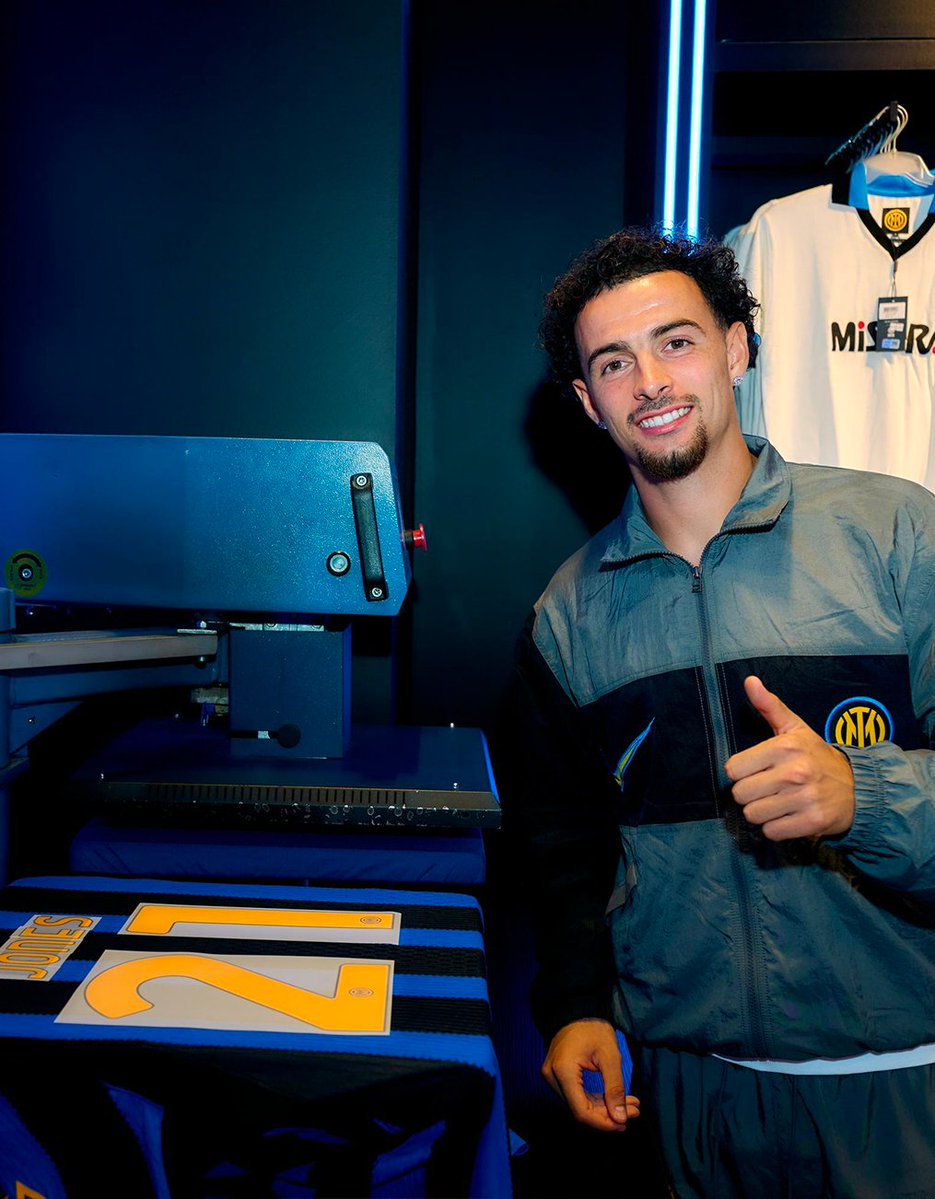 Inter's tweet photo. Signing shirts, meeting fans, feeling the love 🖤💙
𝑪𝒖𝒓𝒕𝒊𝒔 𝑱𝒐𝒏𝒆𝒔 surrounded by Nerazzurri passion 🙌 https://t.co/Ne6uW0moTp