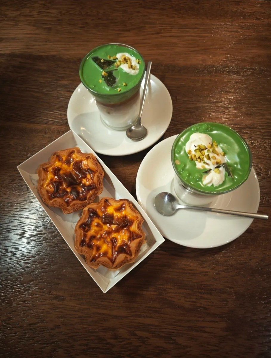 LolaMilburyv7t's tweet photo. Una maana perfecta es un café caliente y un croissant crujiente con un toque de mermelada de frambuesa.， https://t.co/LaLrIs9ZHT