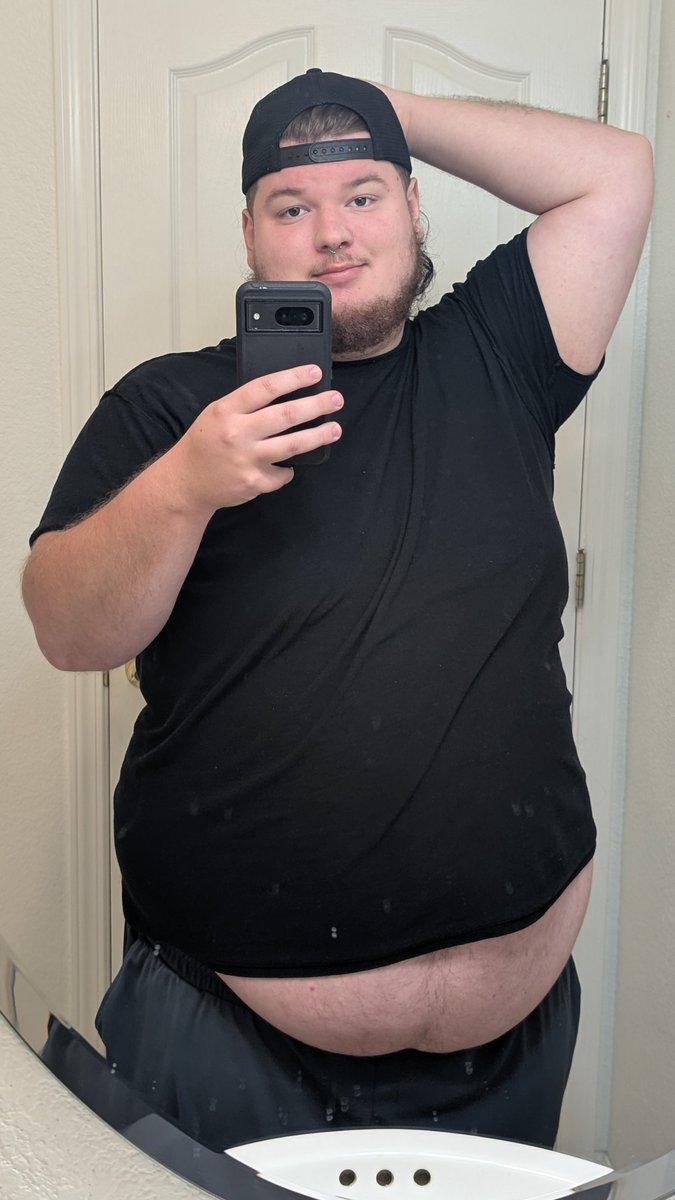 HeyaBigGuy's tweet photo. My shirts seem to keep shrinking... https://t.co/JRnZyhF2ph