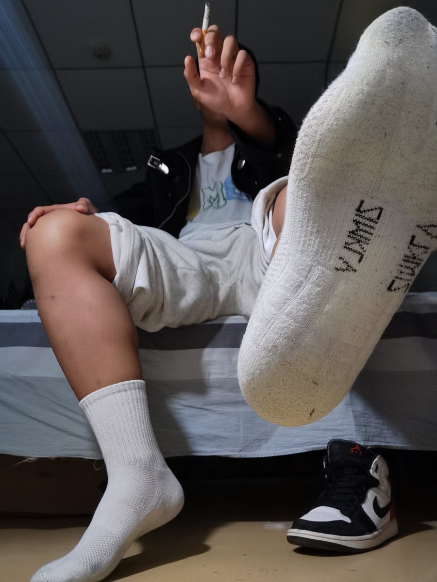suwanzhou's tweet photo. 来舔你直男爹45🦶🏻想不想被直男爹调？你爹差个烟灰缸往你狗���眼里塞喜欢吗？
#直男Ｓ #傻逼男同 #调教 #烟灰缸 #白袜 #恶堕 #骚狗 #西宁 #直男 #s #傻逼 https://t.co/JyIDlvYJq0