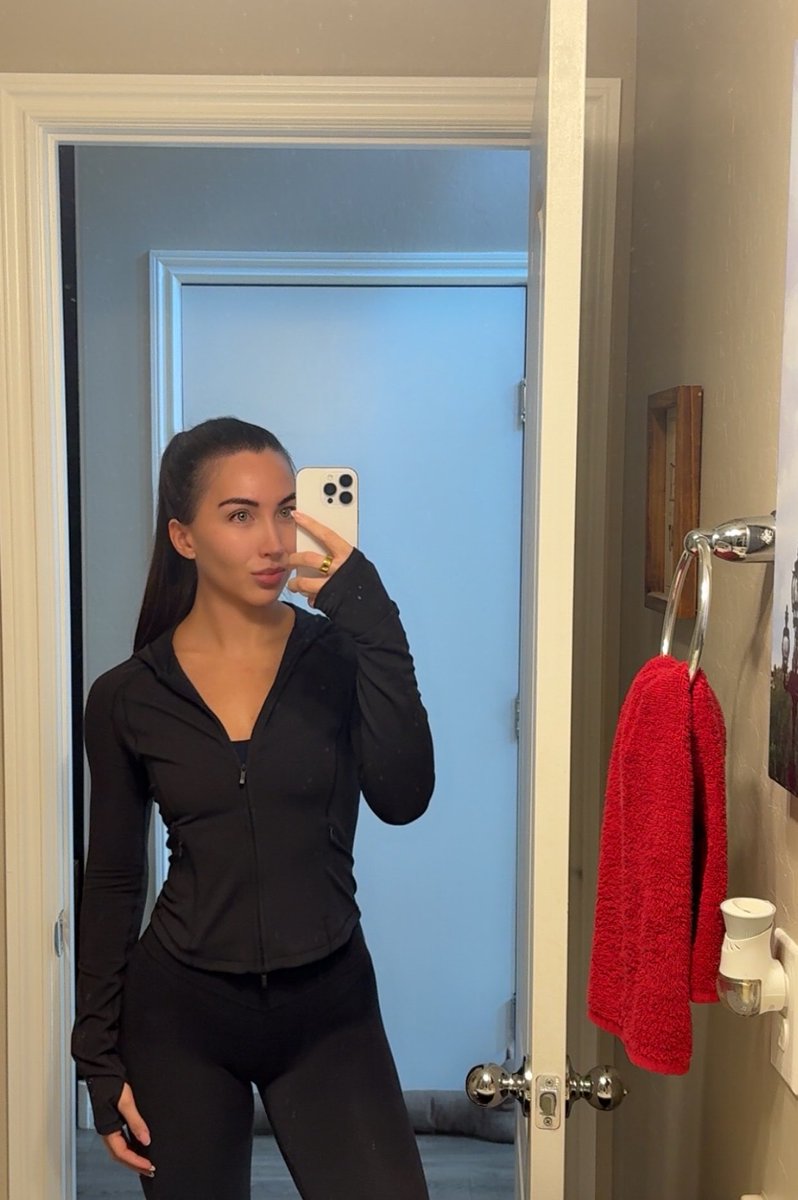 isaownsyou2's tweet photo. Happy Thursday losers ☀️ https://t.co/rewmSkVibL