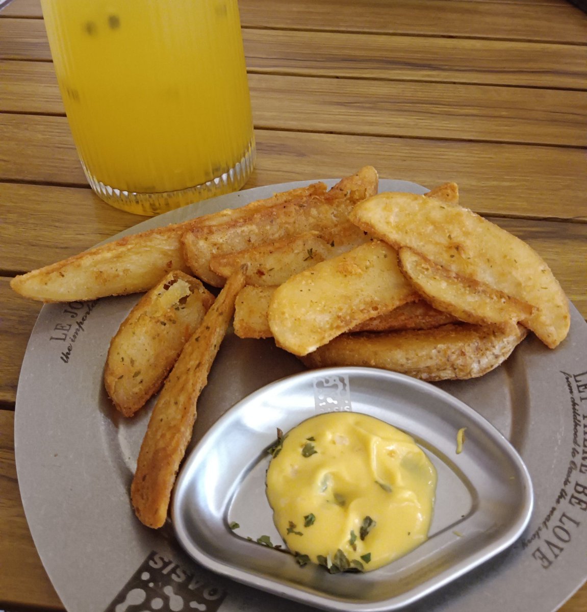MaliaCutledffh's tweet photo. Esta tasca espaola en el centro de Madrid tiene el patatas bravas más crujiente y salsas que te hacen lamplate los dedos! Recomendado 10/10 para amantes de la comida casera. https://t.co/Sbn00E6BFL