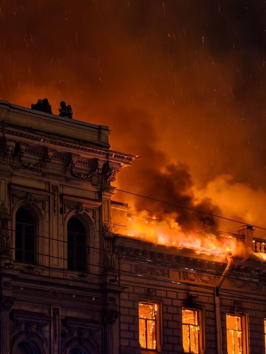 angelshalagina's tweet photo. 🔥 St. Petersburg, October 1.

A massive fire has engulfed the historic Miller mansion near St. Isaac’s Cathedral.

The flames have already spread across 2,000 m² and reached a neighboring building. The roof has collapsed, and reports say sounds resembling explosions were heard.

125 firefighters and 25 vehicles are on the scene.

Quite an evening in the center of St. Petersburg.