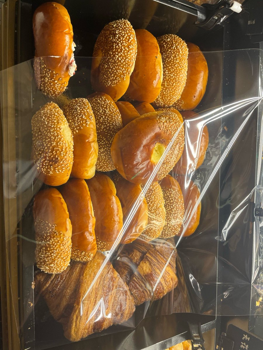 LuciaMauriib's tweet photo. Hoy fuimos a la panadería y nos robamos la mitad del croissant de mantequilla cada uno ， https://t.co/uwJz5OSCKy