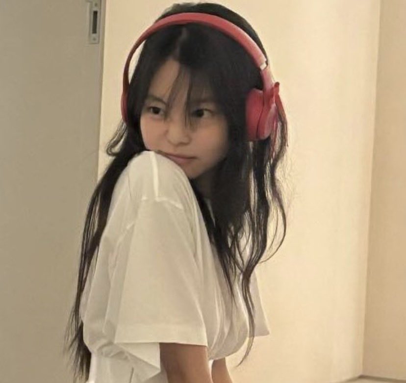 jagorgeousc's tweet photo. jennie looks so effortlessly cute here i can’t https://t.co/fztq2sgz0P