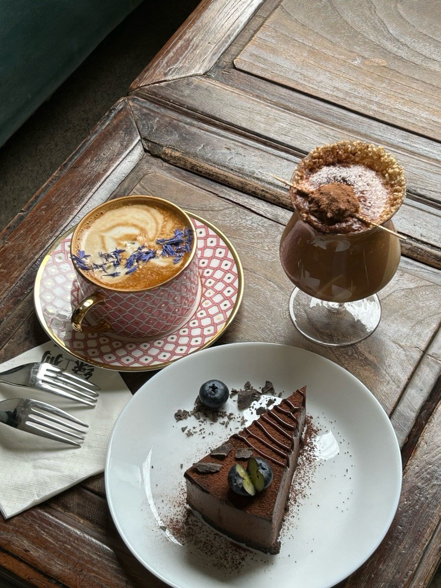 AliyahMarsphsz's tweet photo. Descubrimos un café con churros crujientes y chocolate caliente cremoso en el centro de Madrid! El sabor nos dejó sin palabras, obligatorio visitar este lugar!， https://t.co/sdU0RS8hEy