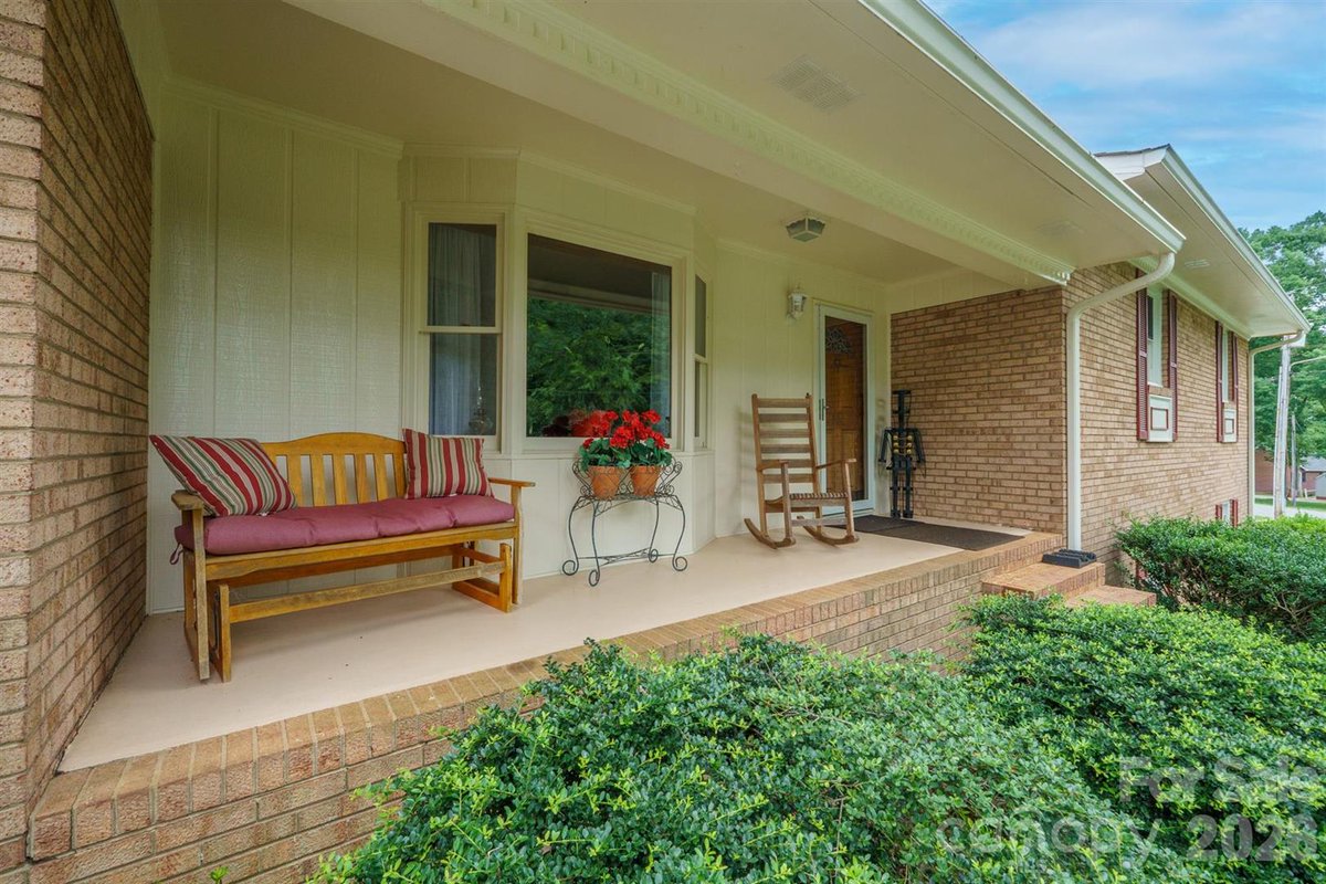 JanicePeeler's tweet photo. Do you know someone searching for a new home? Tag them here, because this could be the end of their search. https://t.co/3mosCasoE1