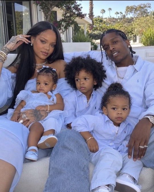 Indie5051's tweet photo. Le preguntaron a A$AP Rocky por qué todavía no se ha casado con Rihanna, a pesar de tener tres hijos con ella, y respondió:

“Para ser sincero, realmente quiero que sea mi esposa, pero ya saben que ella es la que manda. Cuando le pedí que se casara conmigo, simplemente me dijo: ‘¿De verdad necesitamos una boda? ¿Para qué exactamente?’. Así que respeté su decisión. Pero pueden llamarnos marido y mujer”.