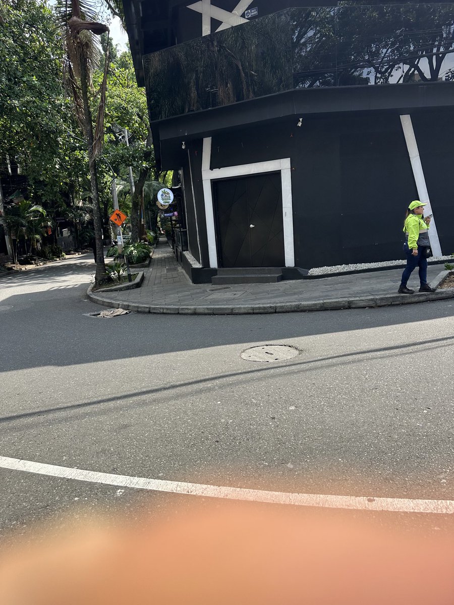 alvarogonzalezu's tweet photo. ¿Está decayendo el parque Lleras? Se ven varios locales desocupados, varios con avisos de arriendo y venta.
(Qué dicha).
¿Se revienta la burbuja en Medellín?
Los restaurares, sitios de rumba, hostales, hoteles y centros comerciales se quejan de falta de clientes. https://t.co/DBoVNqnHMp