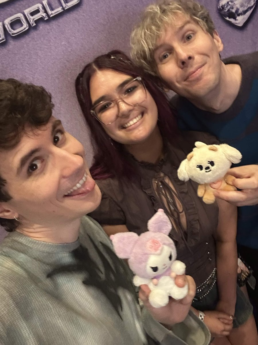 Clowningun's tweet photo. They literally held our BABIES @lilacbeomm #dnp #hardlaunch https://t.co/fl8YWGSVsg