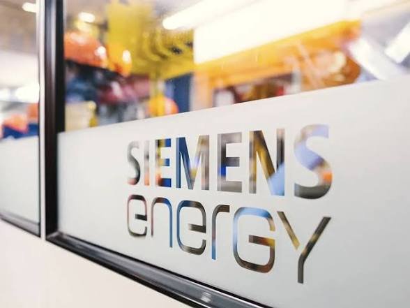 avilaelguerrero's tweet photo. El caso SIEMENS y las sanciones a Venezuela.

La prueba: El hecho de que una empresa multinacional necesite un "permiso excepcional" (licencia) del gobierno estadounidense demuestra que, bajo el marco general de las sanciones ordinarias, cualquier venta de componentes o repuestos tecnológicos a empresas estatales venezolanas estaba estrictamente prohibida. Sin estas licencias, Siemens se expondría a severas multas financieras y bloqueos en los mercados de Occidente.

Las limitaciones de capacidad impuestas por EE. UU.
Las licencias otorgadas por la OFAC a Siemens no eran un cheque en blanco, sino una prueba explícita del férreo control del bloqueo. Los reportes de la prensa económica confirmaron que las autorizaciones de EE. UU. incluían restricciones severas:

• Prohibían expresamente que los trabajos aumentaran la capacidad de generación eléctrica del país. Esto evidencia cómo el marco de las sanciones limitaba directamente el alcance de lo comercializable.

En septiembre de 2022, la propia compañía Siemens Energy emitió un comunicado a través de sus portavoces regionales donde aclaraba su postura respecto a trabajar en el Sistema Eléctrico Nacional venezolano.

La prueba: En dicha declaración, la corporación alemana enfatizó textualmente que cualquier colaboración para la reconstrucción del sistema eléctrico del país estaría condicionada a realizarse "siempre en el marco legal y las restricciones de las sanciones vigentes". Con esto, la propia directiva empresarial reconoció formalmente que las sanciones eran el factor determinante que moldeaba o frenaba sus operaciones comerciales en Venezuela. 

La prueba más reciente de la barrera que imponían las sanciones es la emisión de la Licencia General N.º 48D de la OFAC.

Esta nueva medida de flexibilización autoriza de manera general el suministro de bienes, software, tecnología y servicios destinados a la infraestructura de generación, transmisión y distribución eléctrica en Venezuela, beneficiando directamente las operaciones de consorcios internacionales. Si las sanciones previas no hubiesen bloqueado o paralizado la venta de estos transformadores y repuestos, el gobierno estadounidense no habría tenido la necesidad legal de emitir una licencia general para levantar dicha prohibición.

Las licencias emitidas por la Oficina de Control de Activos Extranjeros (OFAC) de Estados Unidos para que empresas de infraestructura y tecnología —como Siemens Energy o General Electric (GE Vernova)— puedan proveer repuestos y servicios a Venezuela, no representan un levantamiento total de las sanciones. El marco regulatorio estadounidense establece límites sumamente estrictos que controlan qué se puede vender, a quién y cómo se debe cobrar.

Prohibiciones:
Límite de uso: Solo mantenimiento, prohibido ampliar la red.

Límite Financiero: Restricciones de Pago y Monedas Virtuales
El flujo de dinero está bajo una vigilancia estricta para evitar la evasión de capitales.

• El límite: Se excluyen por completo los esquemas de pago anormales o no comerciales. No se permite recibir pagos en criptomonedas estatales venezolanas (como el Petro), oro u otros mecanismos de permuta financiera de deuda o petróleo (debt-equity swaps). Las transacciones autorizadas deben seguir normas comerciales estándar y, en muchos casos, los pagos a entidades vinculadas al gobierno deben canalizarse mediante cuentas supervisadas o autorizadas de forma explícita por las directrices del Tesoro estadounidense.

Límite Geopolítico: Veto a Terceros Países
El uso de componentes tecnológicos occidentales en Venezuela tiene prohibido el cruce de cadenas de suministro con ciertos rivales geopolíticos de EE. UU..

Venezuela sigue bajo la asfixia de ilegales sanciones que deben ser derogadas sin restricciones. 

El Pais UNIDO, debe pedir el fin de las sanciones.