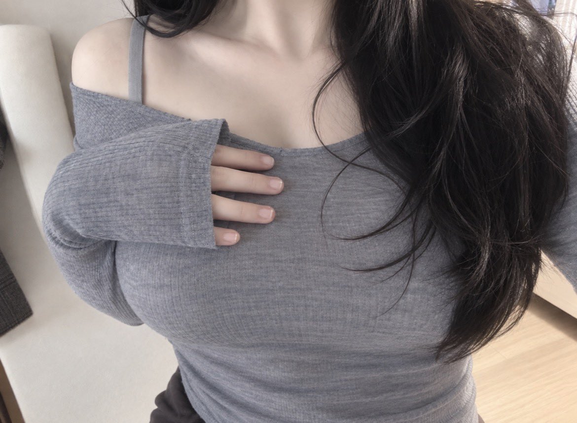 kiko20l's tweet photo. #광고 후들거리는 와이드넥 롱슬리브 이거다. . .

2만원대에 오프숄더 원숄더 기본 모두 입을 수 있는 여유핏 롱슬리브,,. 🎀💗 특히 차콜이 부담없이 예쁜 컬러!! 다들 달려가세요 〰️

https://t.co/E2mnxBBBIw https://t.co/2ptEfM45Mq