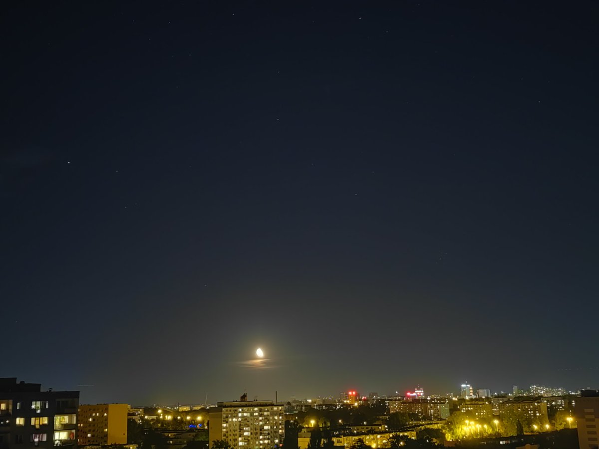 pawelekg's tweet photo. Wschód Księżyca dziś w nocy na północnym wschodzie nas miastem i perspektywa wschodniego nieba z Księżycem po lewo i jasnym Saturnem na słusznej wysokości po prawo. :) Tonight waning gibbous Moon at moonrise in North East in hast sky over city #Astrophotography 📷🌃🌖⭐☁😊🧡🖤 https://t.co/pQHcIjrDTL