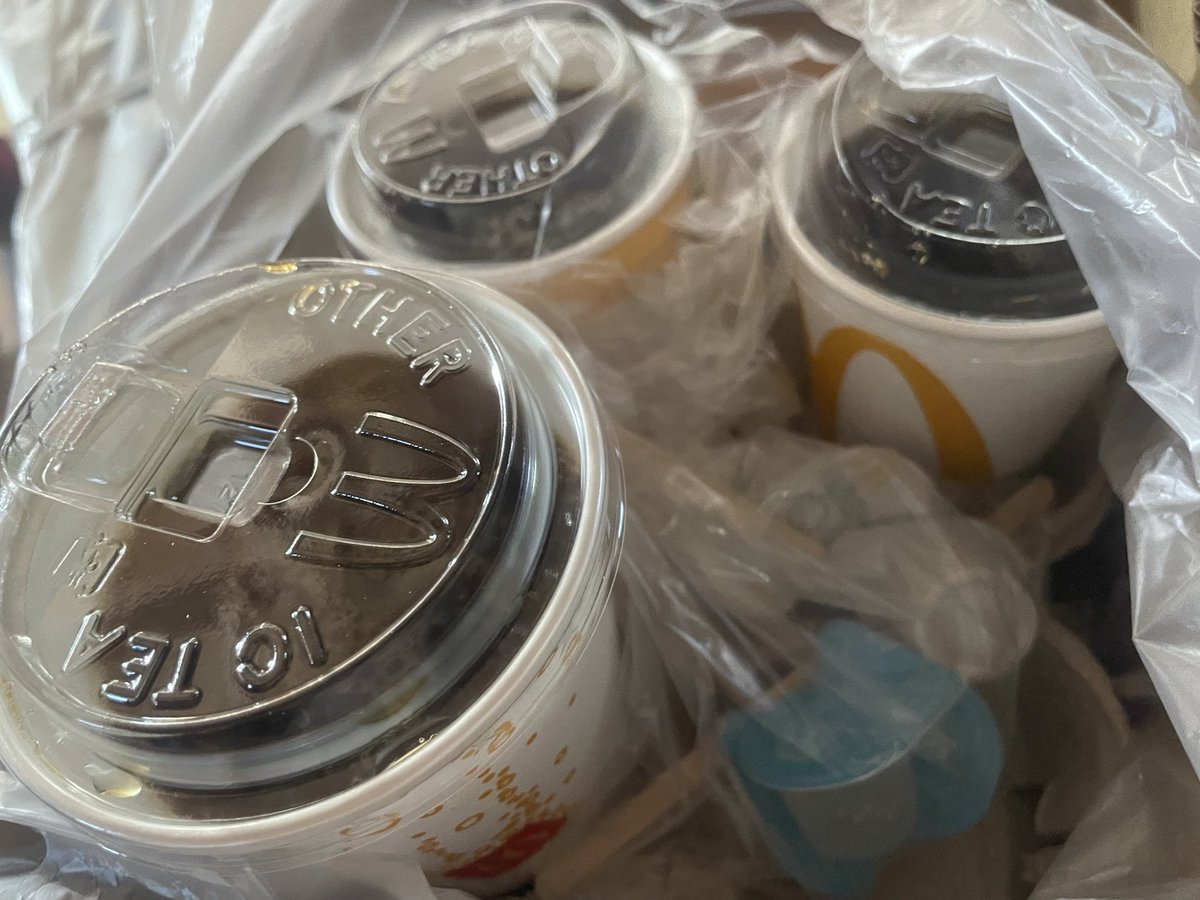 hitominnn2's tweet photo. 早朝からの会議^ ^
朝マックでアイスコーヒー買ってきた🥤✨ https://t.co/uPKKjm8hKU