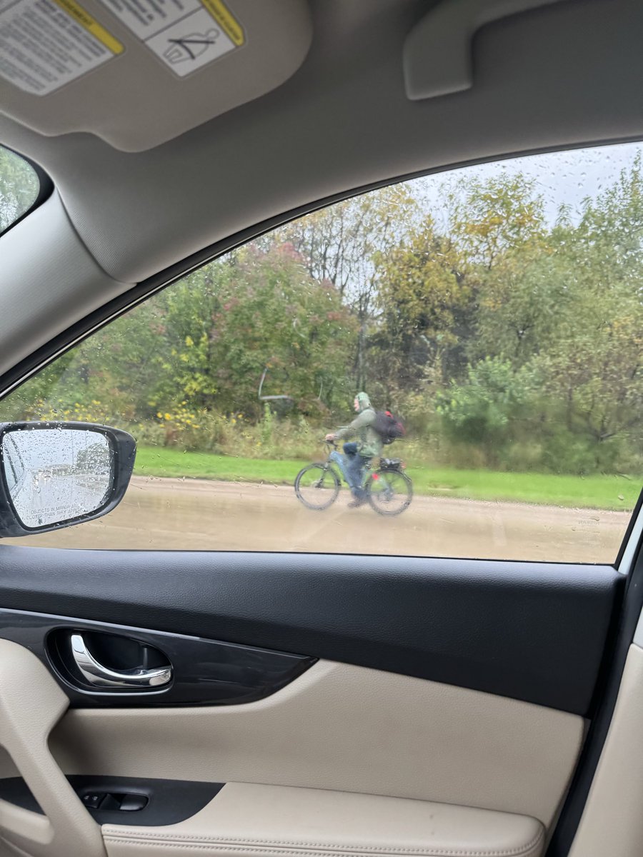 LerbonJams's tweet photo. This man is about to either get some bag or some box. I can’t tell which but I hope he makes it there #grit https://t.co/rdt83BXtbj