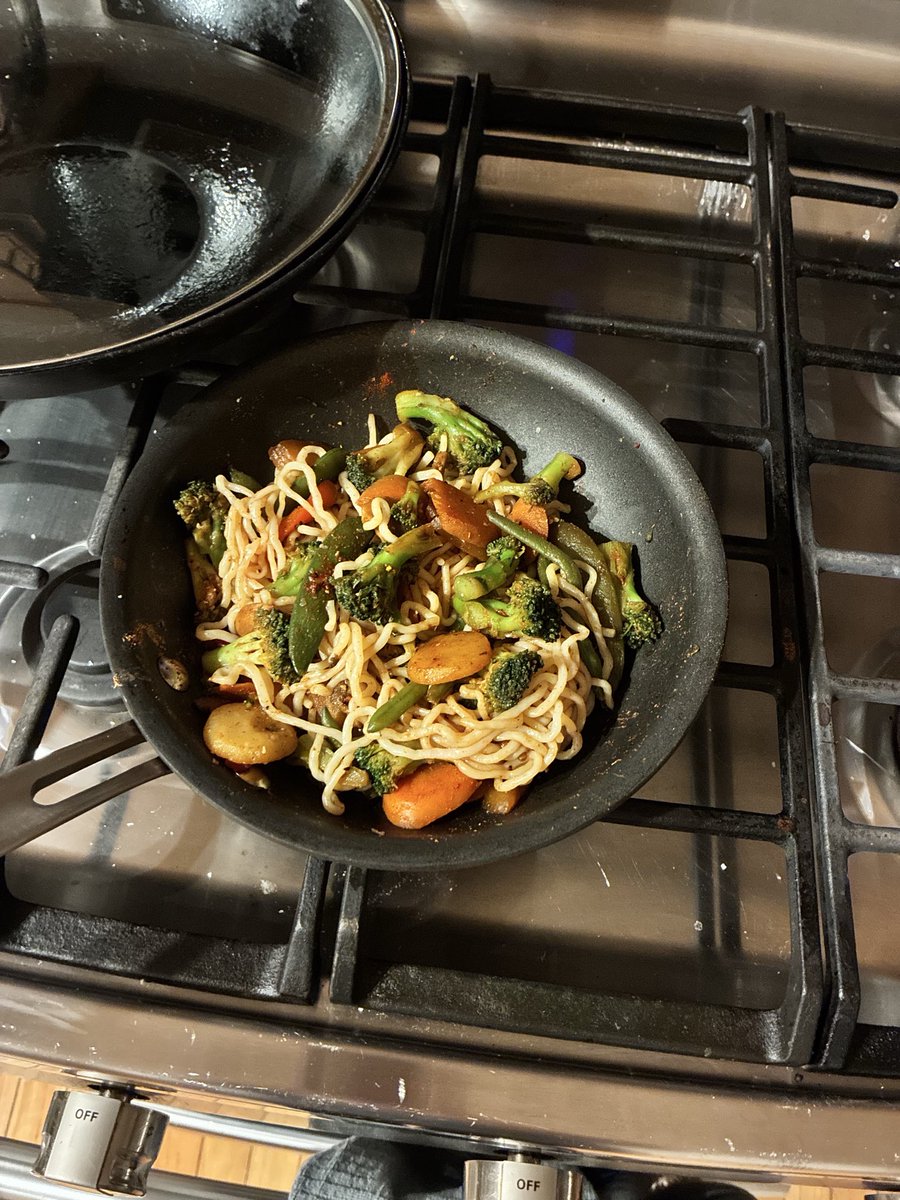 kitl_ee's tweet photo. big ass pan of 80 cal noodles for tomorrow HURRAY https://t.co/O0XBrPydYd