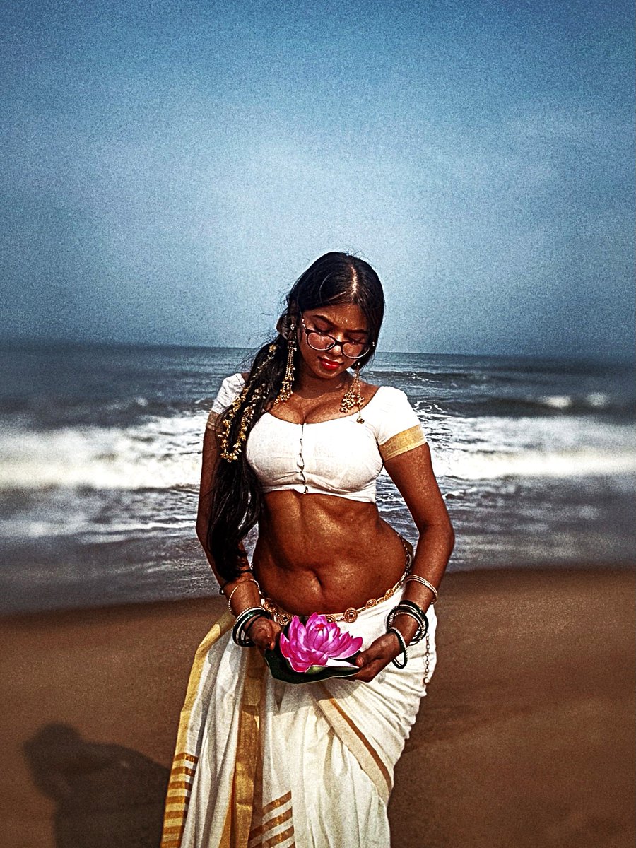 desibaddies__'s tweet photo. AVG MARATHI MULGII 🥵🥵💦

#MARATHI #HOT https://t.co/8lG143O2J9