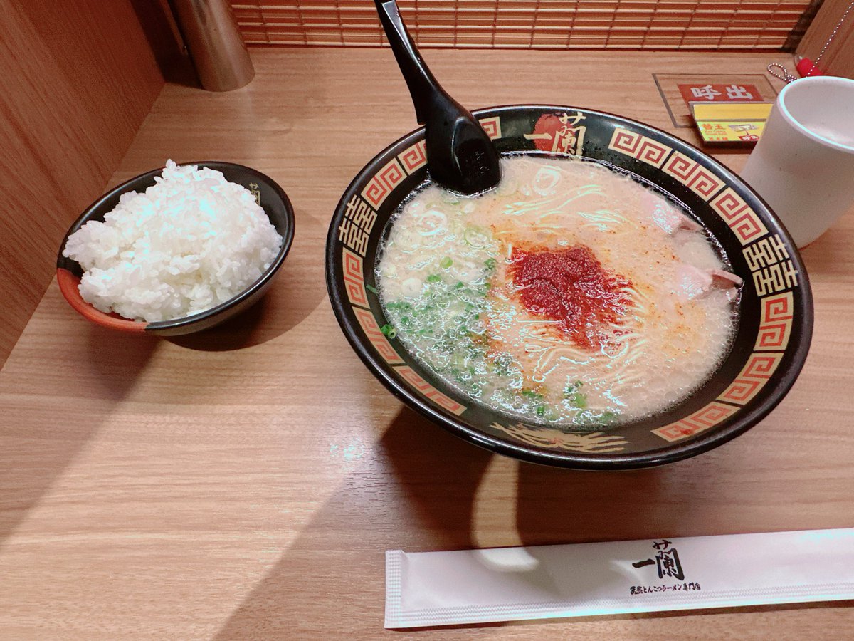 TechnoKitchen__'s tweet photo. 古着屋で2万ちょい使ってそのまま一蘭で整った https://t.co/Y4z0OaKPRt