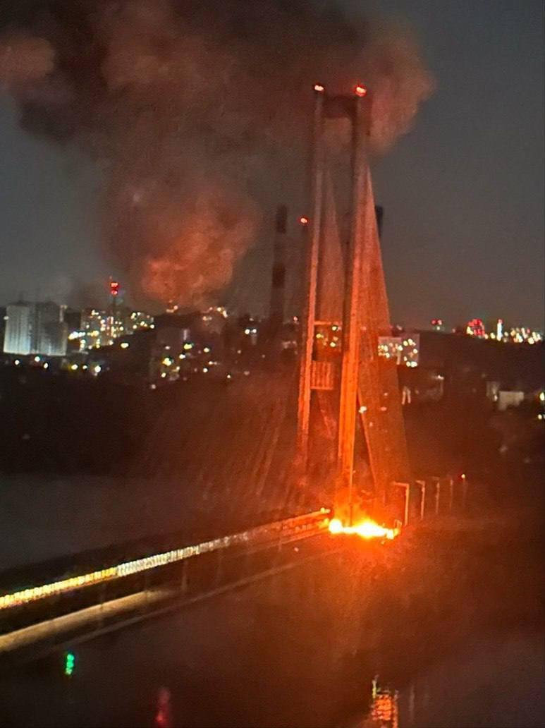 dedzaebal's tweet photo. Русские уже третий раз за сегодня ударили по Южному мосту в Киеве. Ещё раз. Россия бьёт по мосту общественного транспорта в столице Украины. Бьёт, рассчитывая на максимально большое количество жертв. Вчера и сегодня, после истории с самолётом, весь мир трубит о теракте. Так почему блядь, когда русские хуярят ракетами сука по мосту с общественным транспортом в Киеве – все, блять, молчат? Почему, блять?