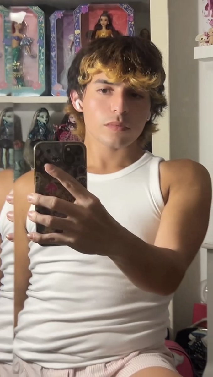 LouValentiine's tweet photo. Doll boy things / my room https://t.co/MG5AEehsXw